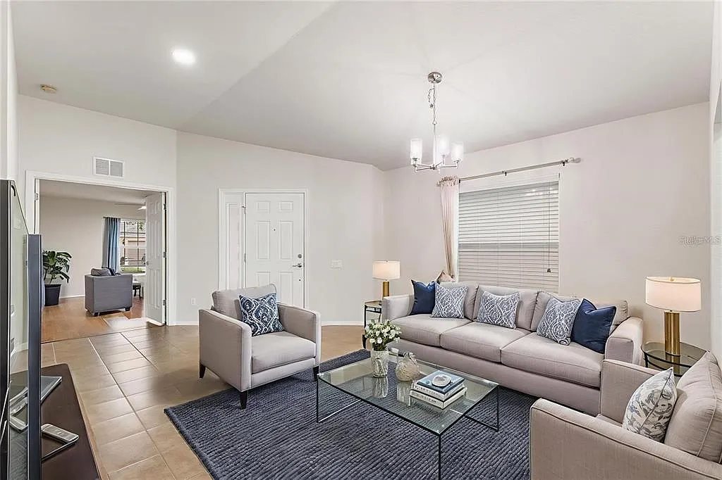 3 bed, 2.0 bath, 1713 sqft, $2,300 — Photo 4