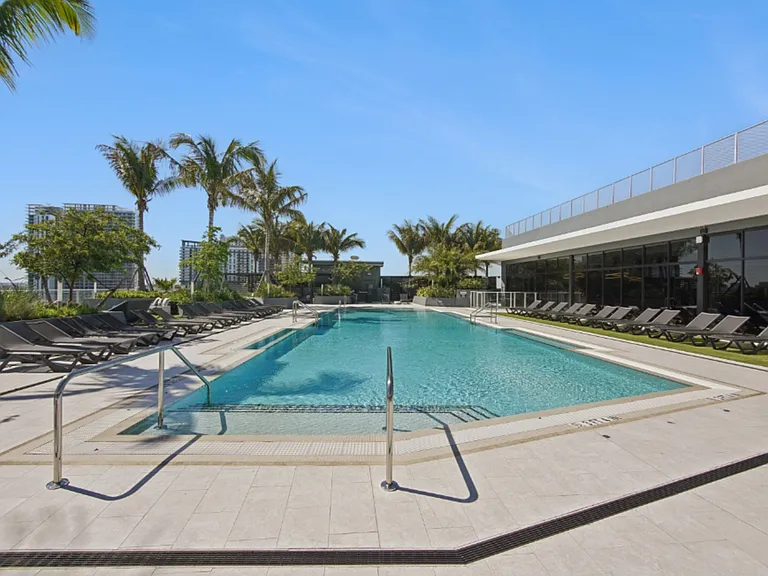 Aura North Miami Beach — Photo 16