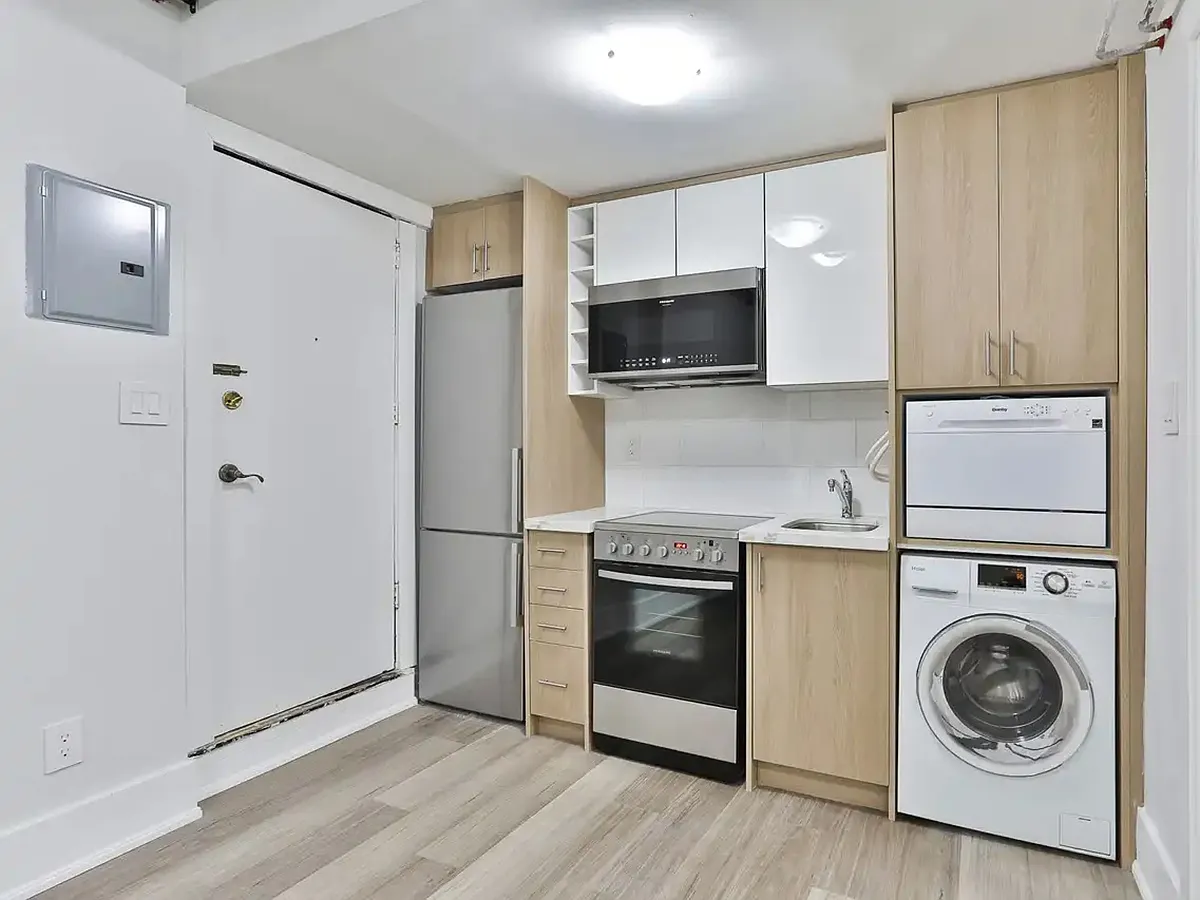 915 St Clair Avenue West — Photo 2