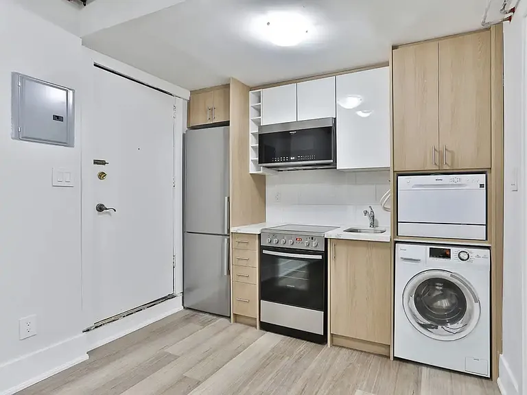 915 Saint Clair Ave W — Photo 3