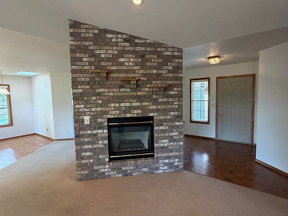 3rd image of 1865 Fairview St