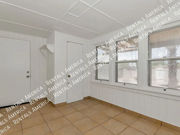 1119 E Silver St — Photo 18