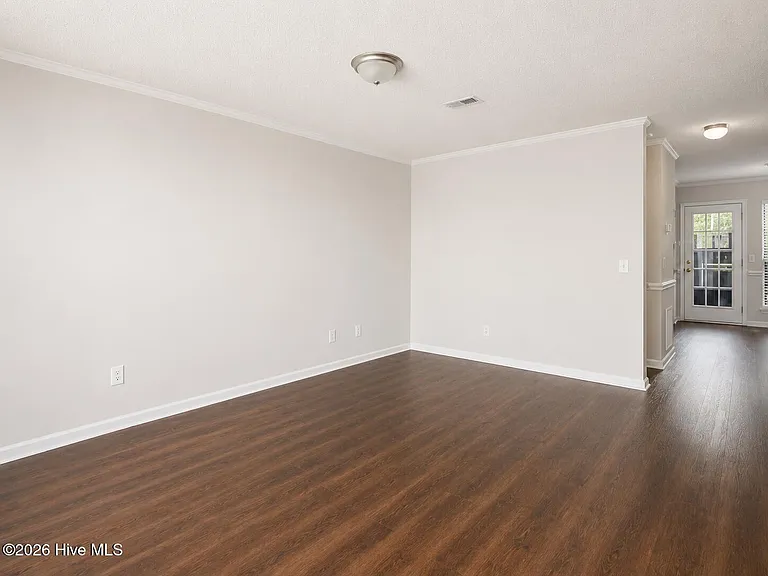 41 Upton Ct — Photo 2