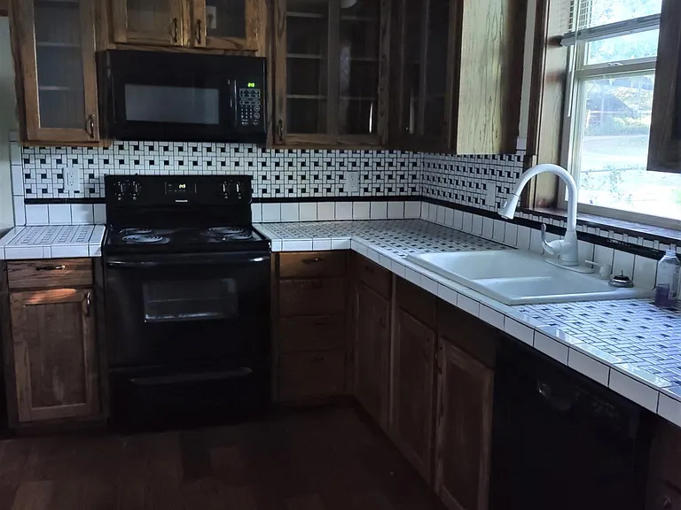 501 Live Oak St — Photo 6