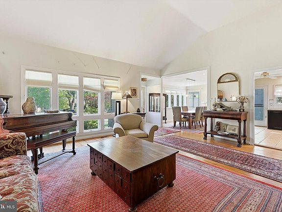 5th image of 305 Tearose Ln