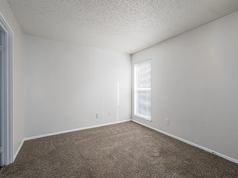 Falcon Point Apartments — Photo 19