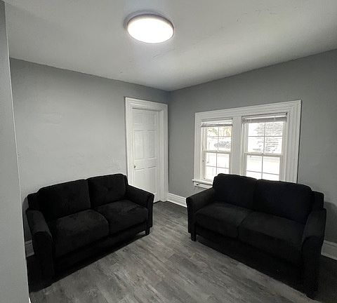 2nd image of 1112 E Colvin St