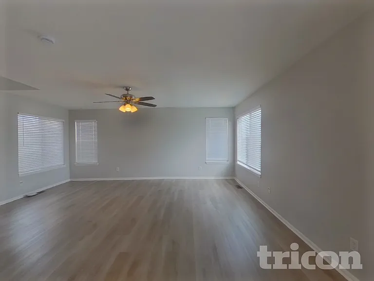 7335 Dobbs Dr — Photo 3