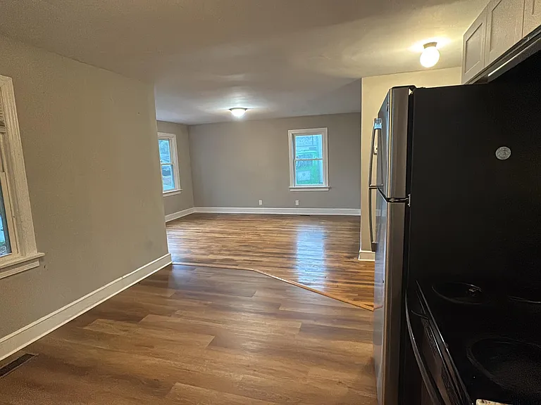 429 Henry St — Photo 9
