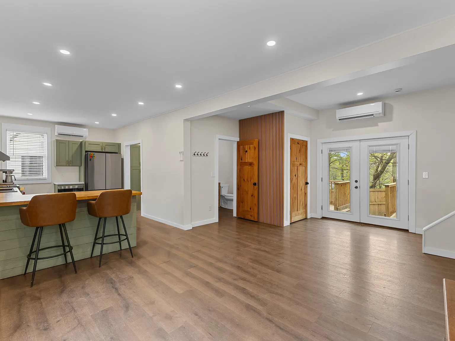 3 bed, 2300 sqft, $4,500 — Photo 2