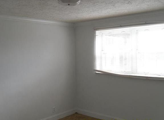 5th image of 1003 Valley View Dr