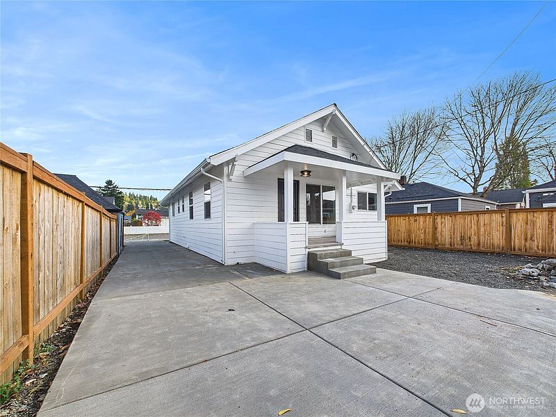 2nd image of 305 Meadow Avenue N