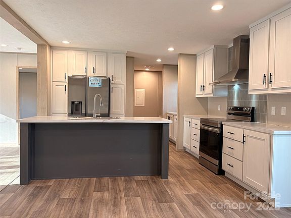 5th image of 3094 Hollywood Dr
