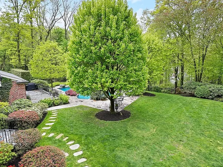 376 Westover Rd — Photo 21