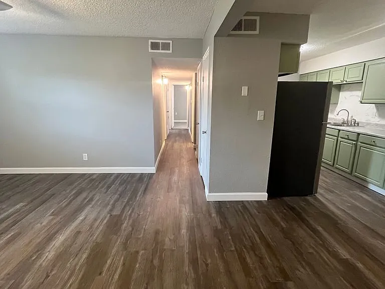 Crossroads Villa Apartments — Photo 45
