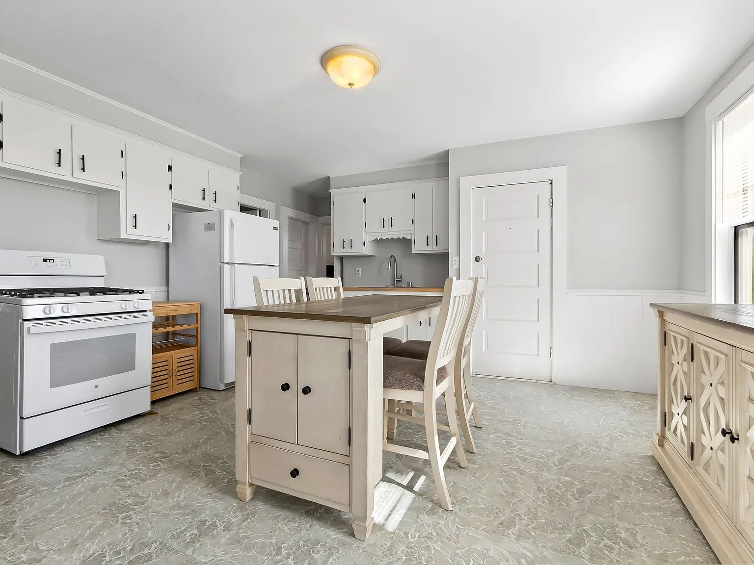3 bed, 1.0 bath, 1140 sqft, $2,500 — Photo 3