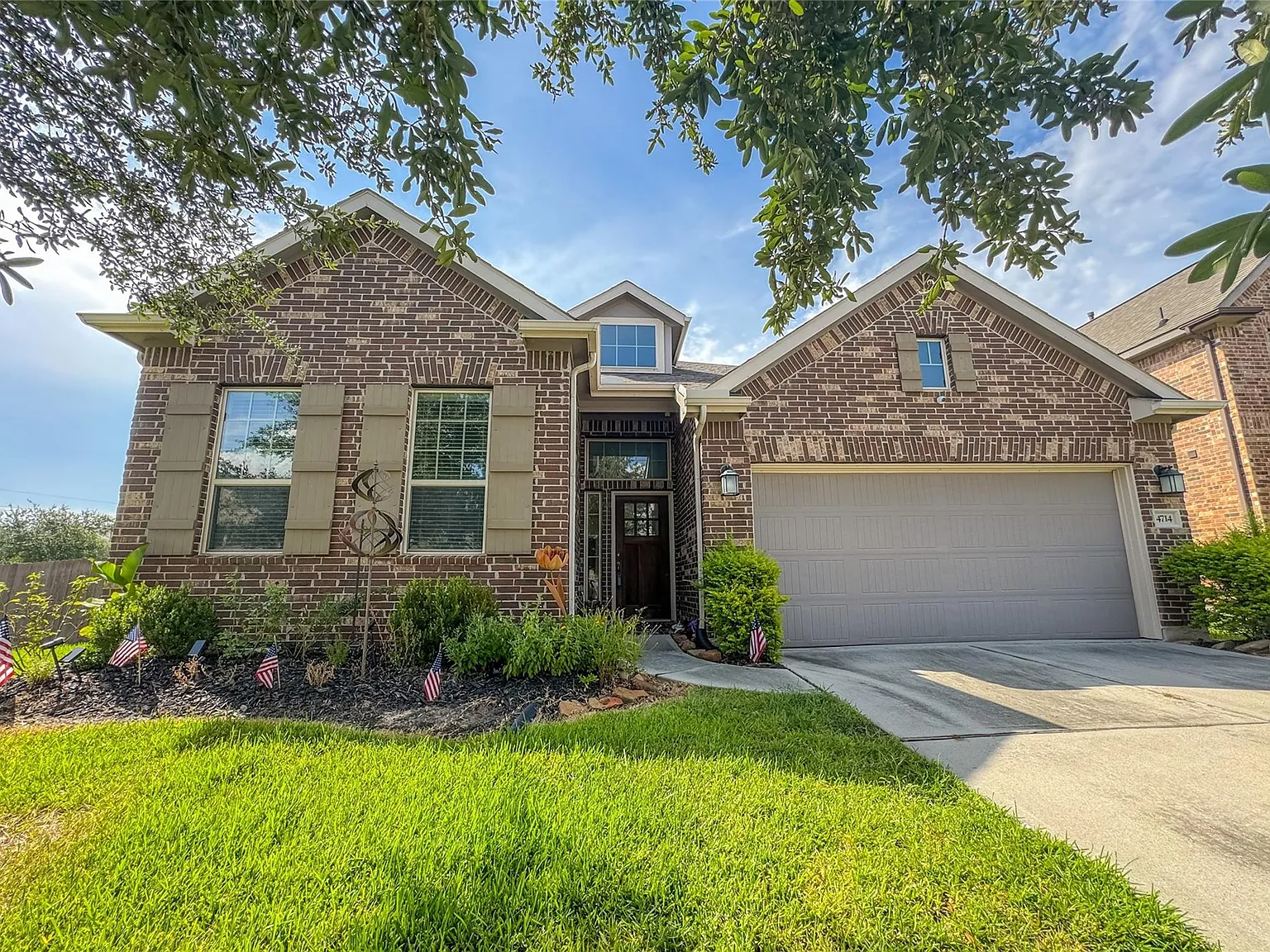 3 bed, 2.0 bath, 1948 sqft, $2,400 — Photo 1
