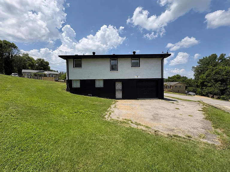 2641 Combs Dr — Photo 26