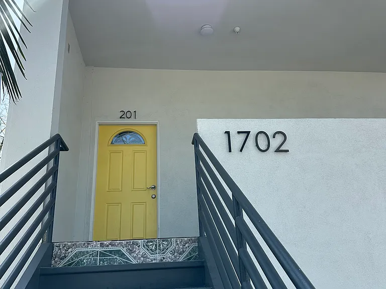 1702 S Hoover St #201 — Photo 12