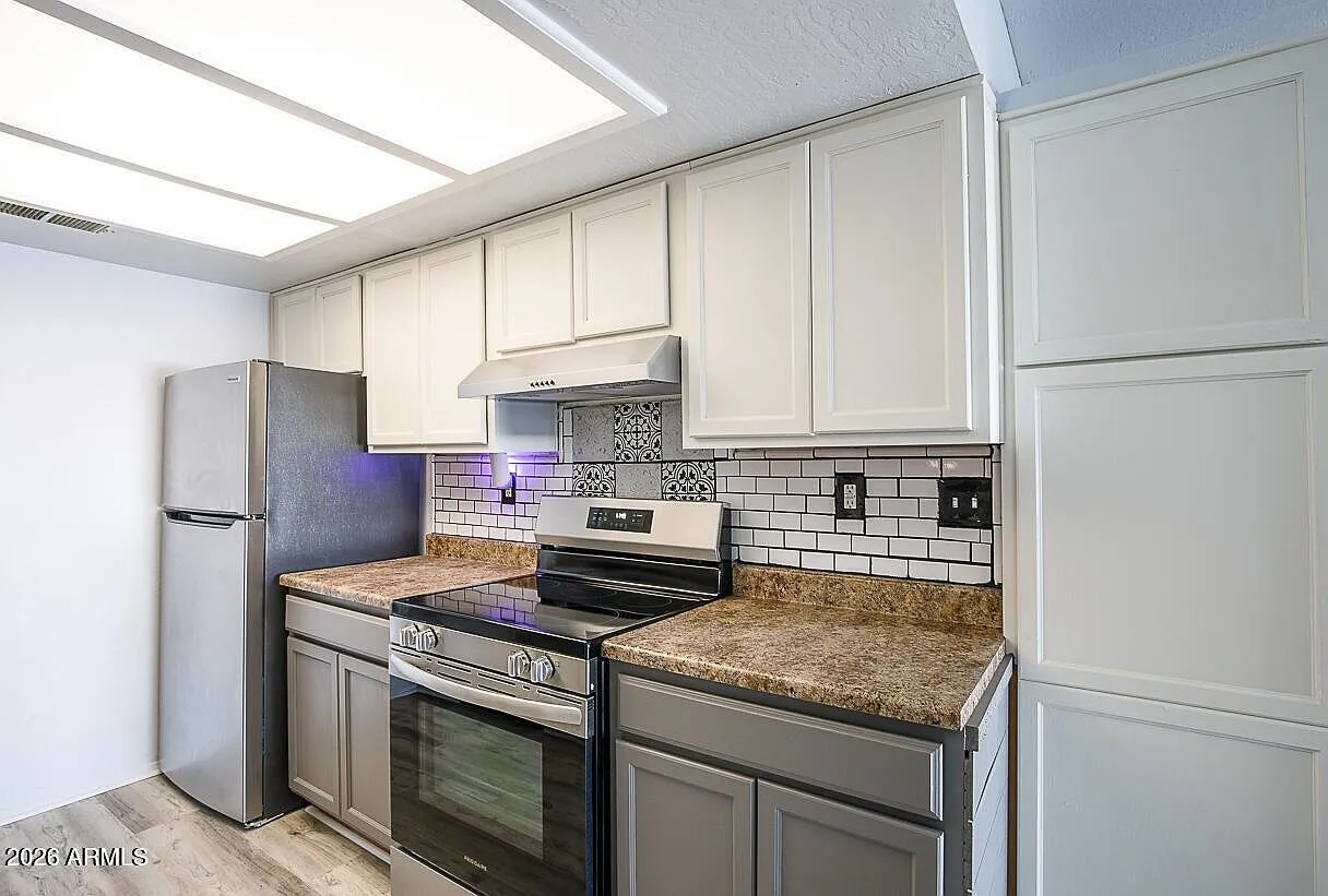 3 bed, 2.0 bath, 1136 sqft, $1,300 — Photo 3