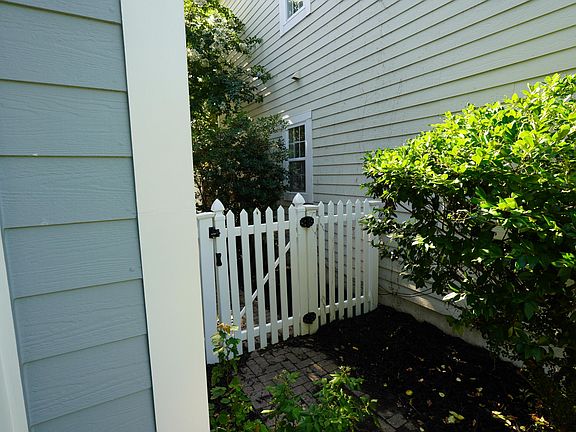 4th image of 309 White Gables Dr