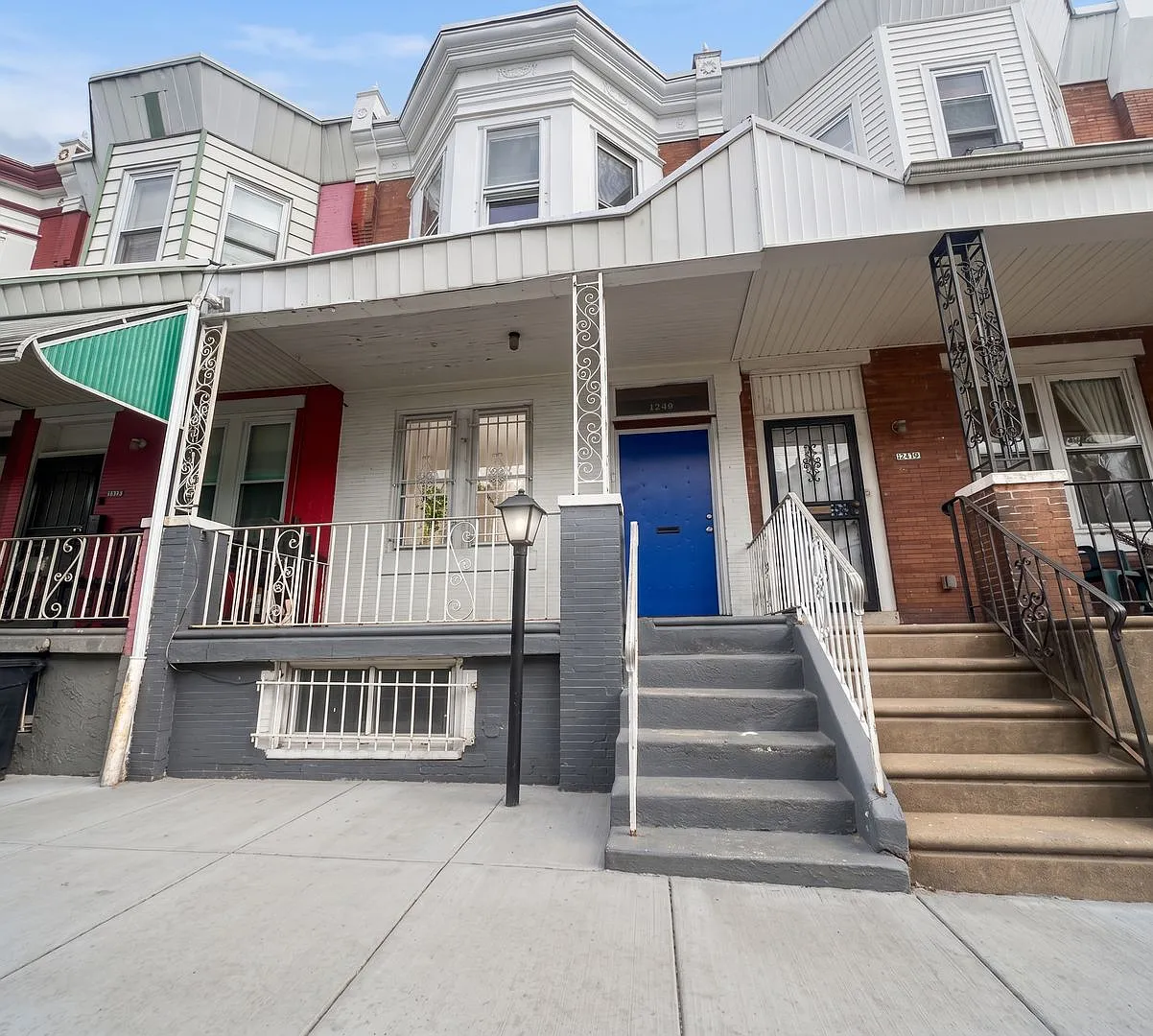 Oversized Classic Row Home w Wood Floors and Paved Backyard — Photo 3