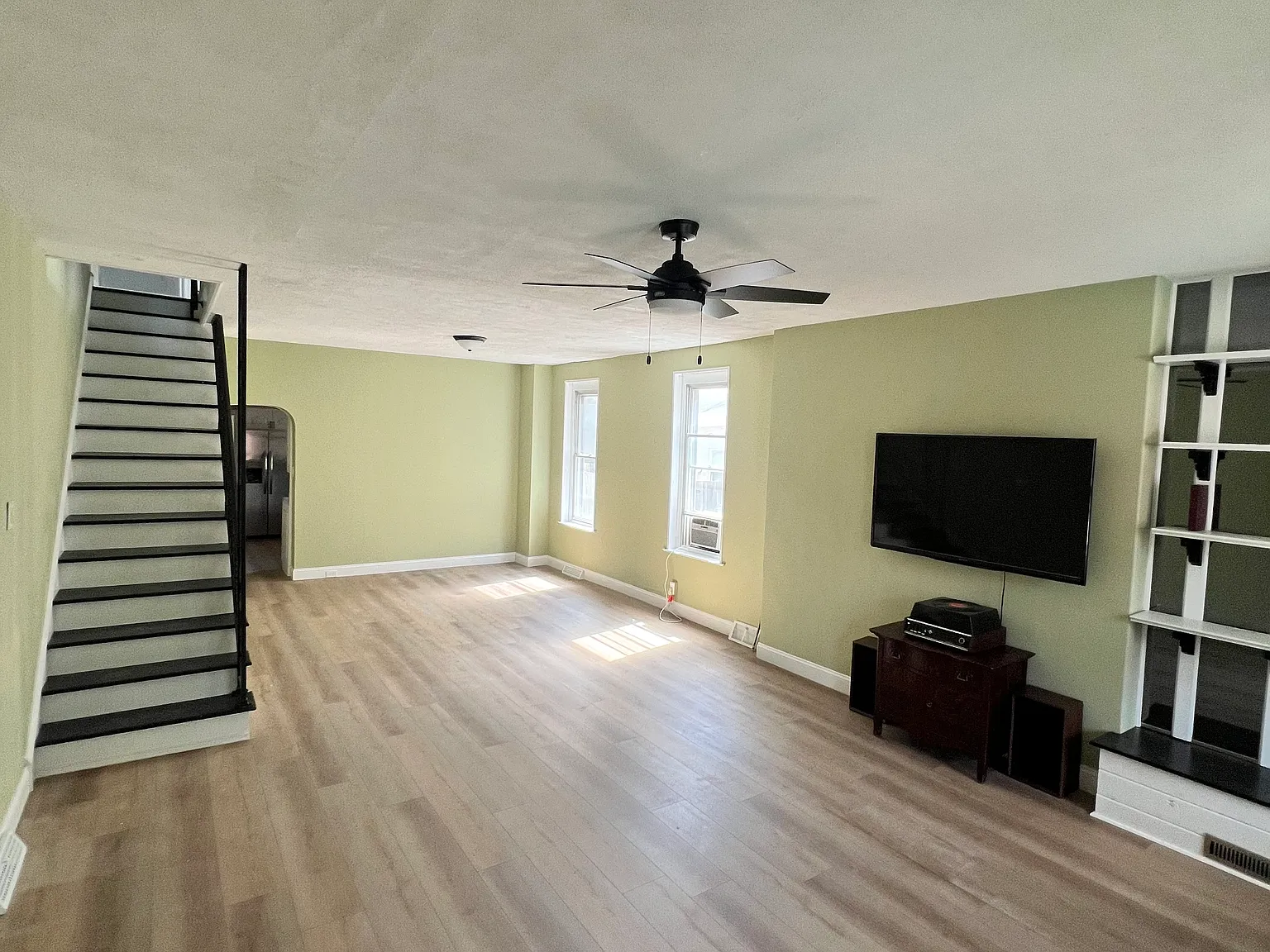 4 bed, 1.5 bath, 2000 sqft, $2,595 — Photo 2