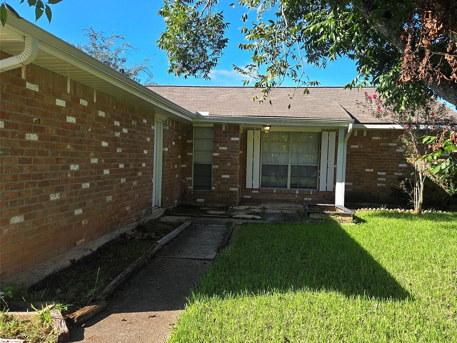 3 bed, 2.0 bath, 1575 sqft, $1,995 — Photo 2