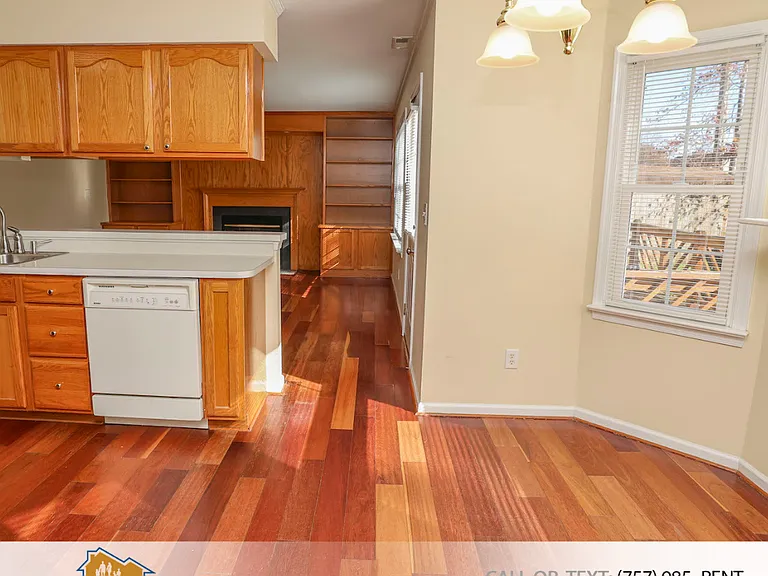 938 Churchill Ln — Photo 7