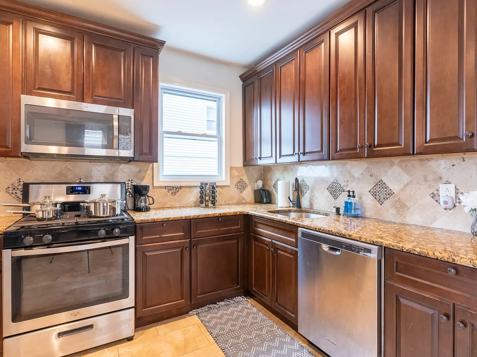 2 bed, 1000 sqft, $1,900 — Photo 3