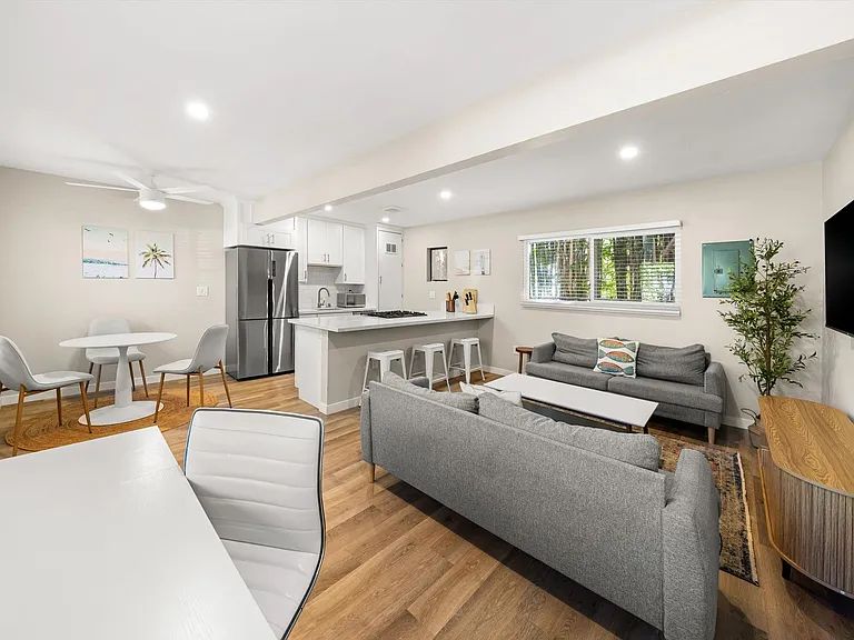 221 Bath St — Photo 4