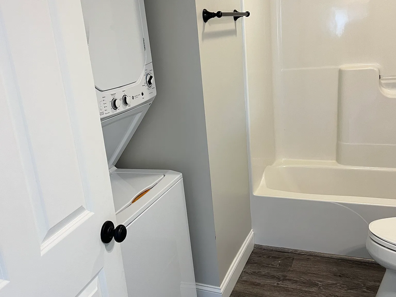 2 bed, 1040 sqft, $2,100 — Photo 3
