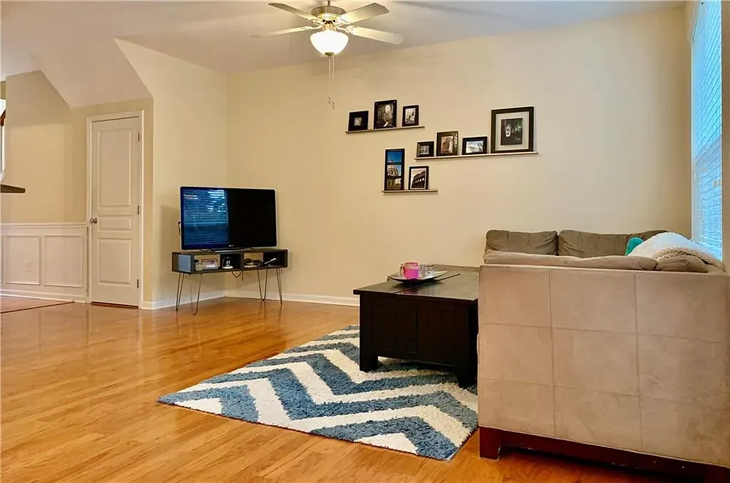 3 bed, 2.5 bath, 1864 sqft, $2,500 — Photo 2