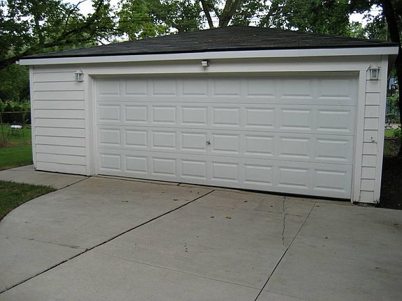 2nd image of 1984 Robina Ave