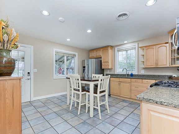 4th image of 2740 Central Ave #1