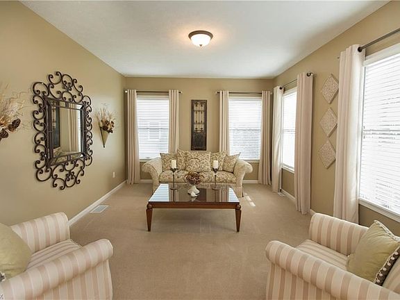 3rd image of 33050 Saint James Trl