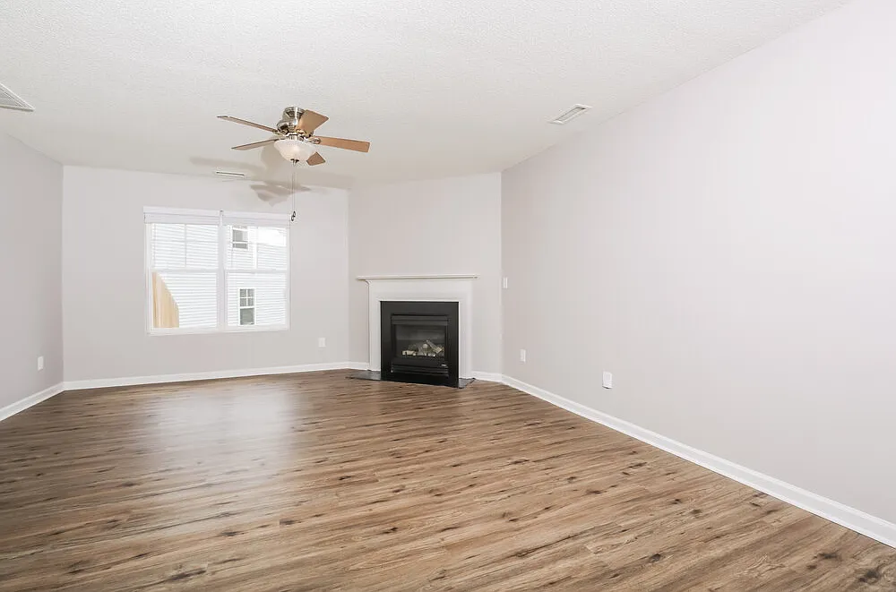 4 bed, 3.0 bath, 2192 sqft, $2,050 — Photo 4