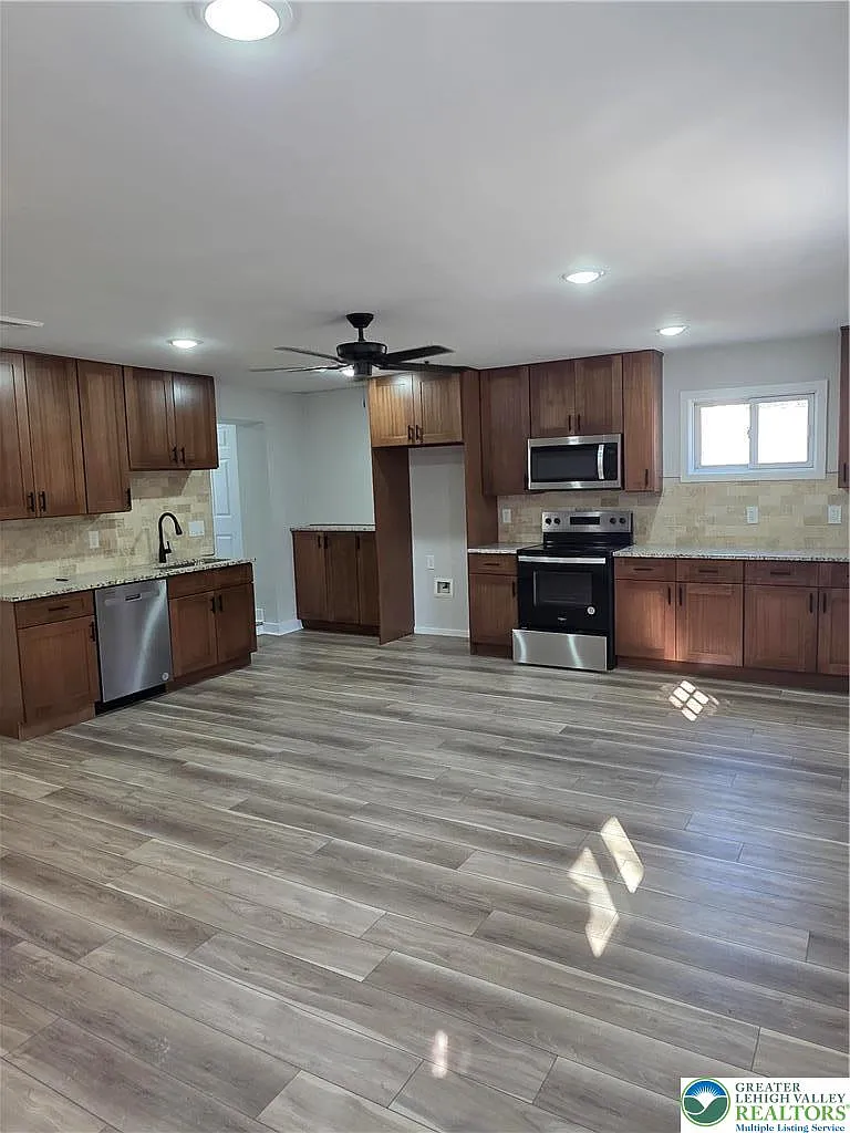 2 bed, 1.0 bath, 1079 sqft, $1,800 — Photo 2