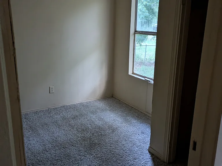 1046 Poinsettia — Photo 11