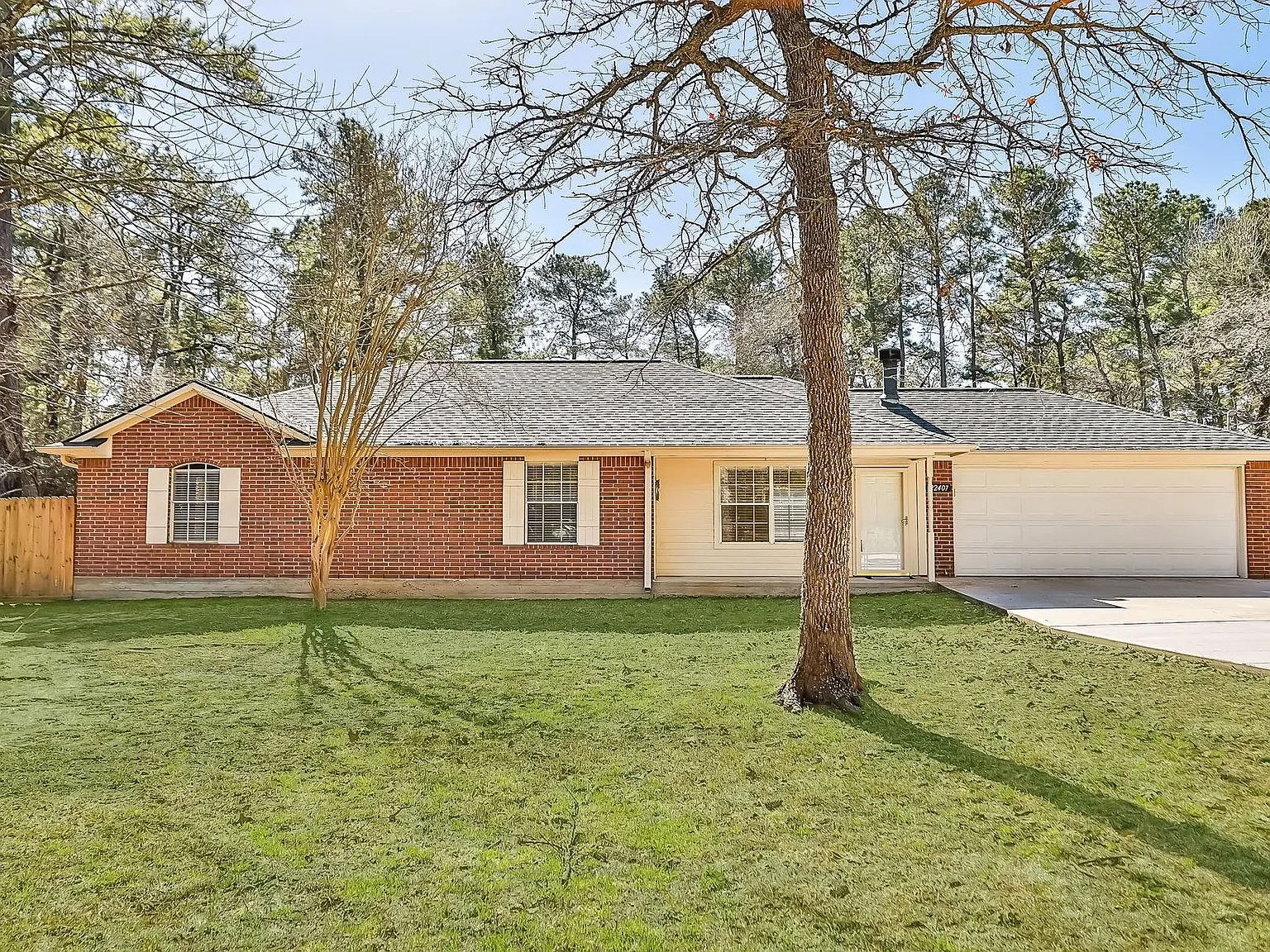 3 bed, 2.0 bath, 1350 sqft, $2,200 — Photo 2