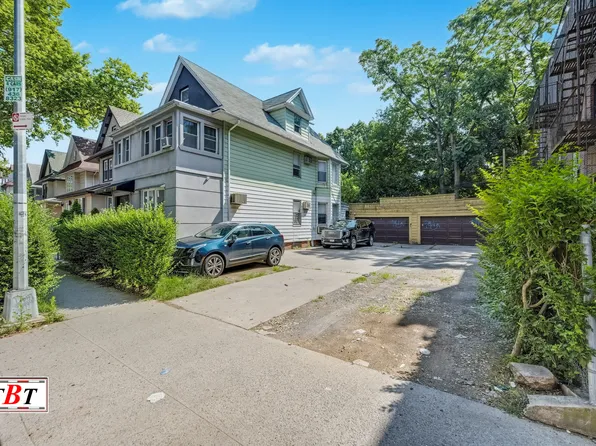 945 East 15th Street image 4 of 34