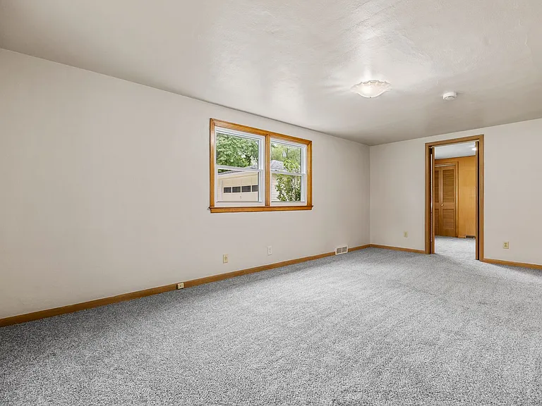 3401 Seneca Ave — Photo 24