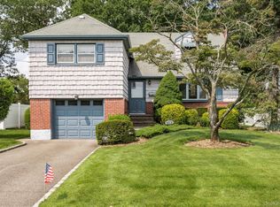 19 Parkview Cir, Bethpage, NY 11714