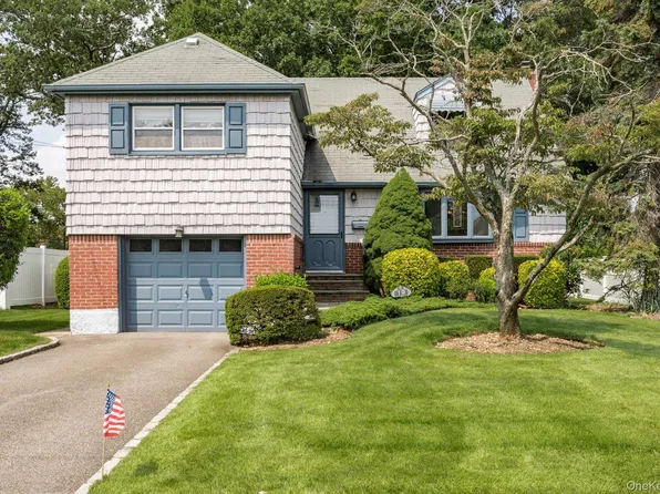 19 Parkview Circle, Bethpage, NY 11714