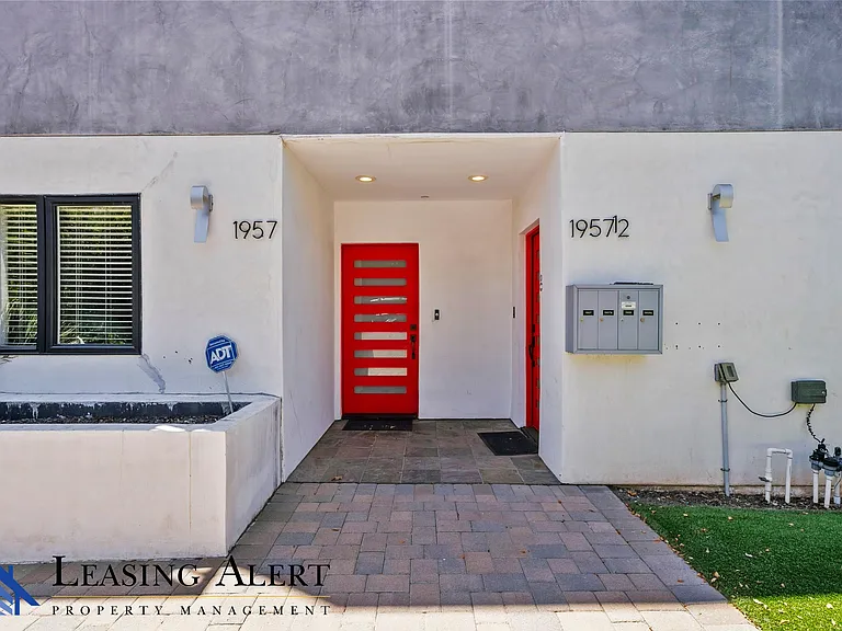 1957 1/2 Vista Del Mar Ave — Photo 1