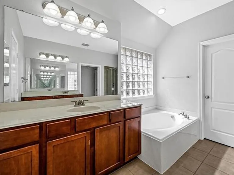 2124 Broadstone Dr — Photo 9