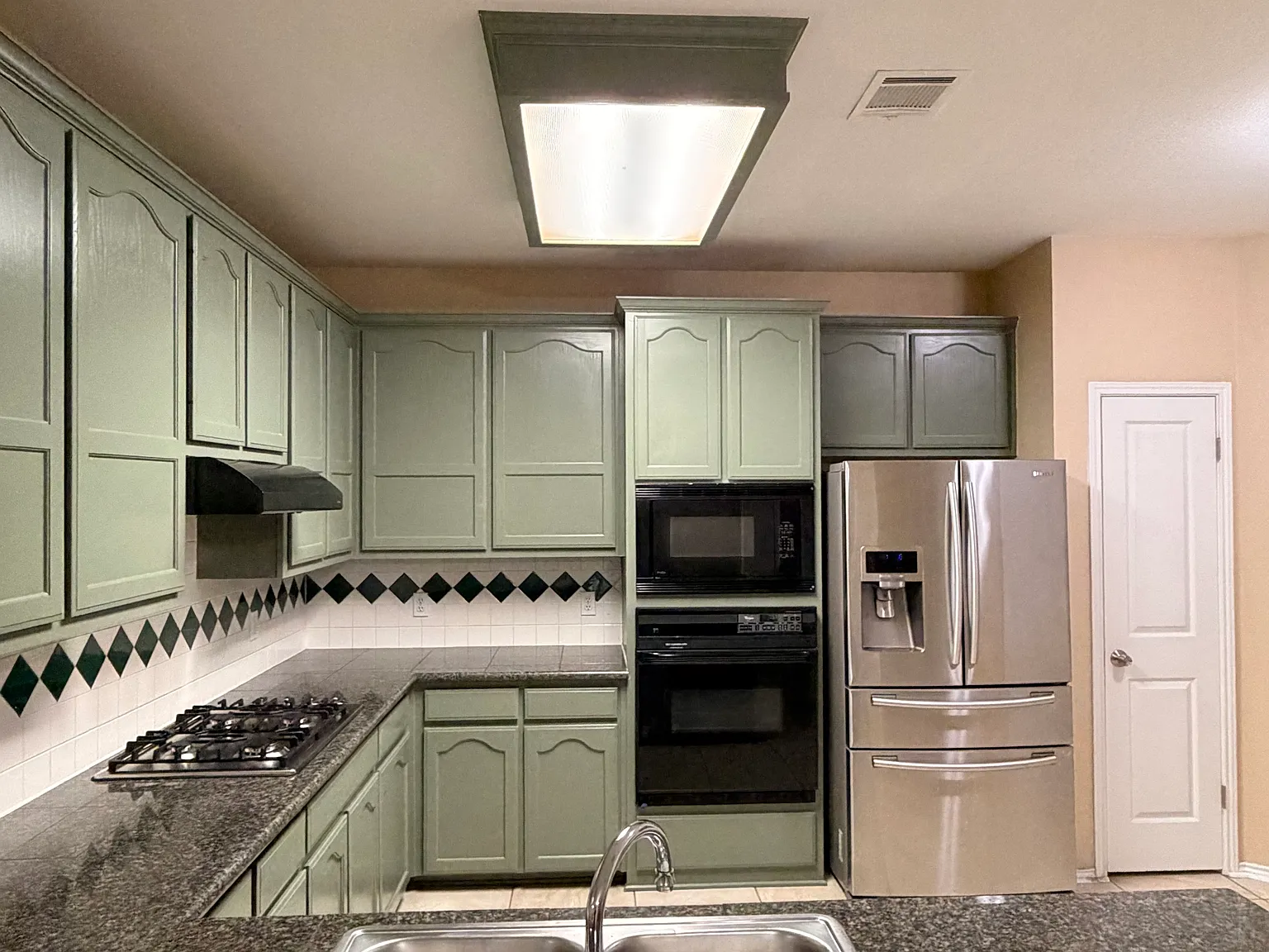 3 bed, 2.5 bath, 1939 sqft, $2,500 — Photo 4