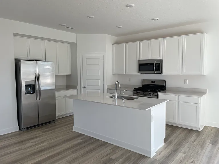 532 Lincoln Cir W — Photo 10