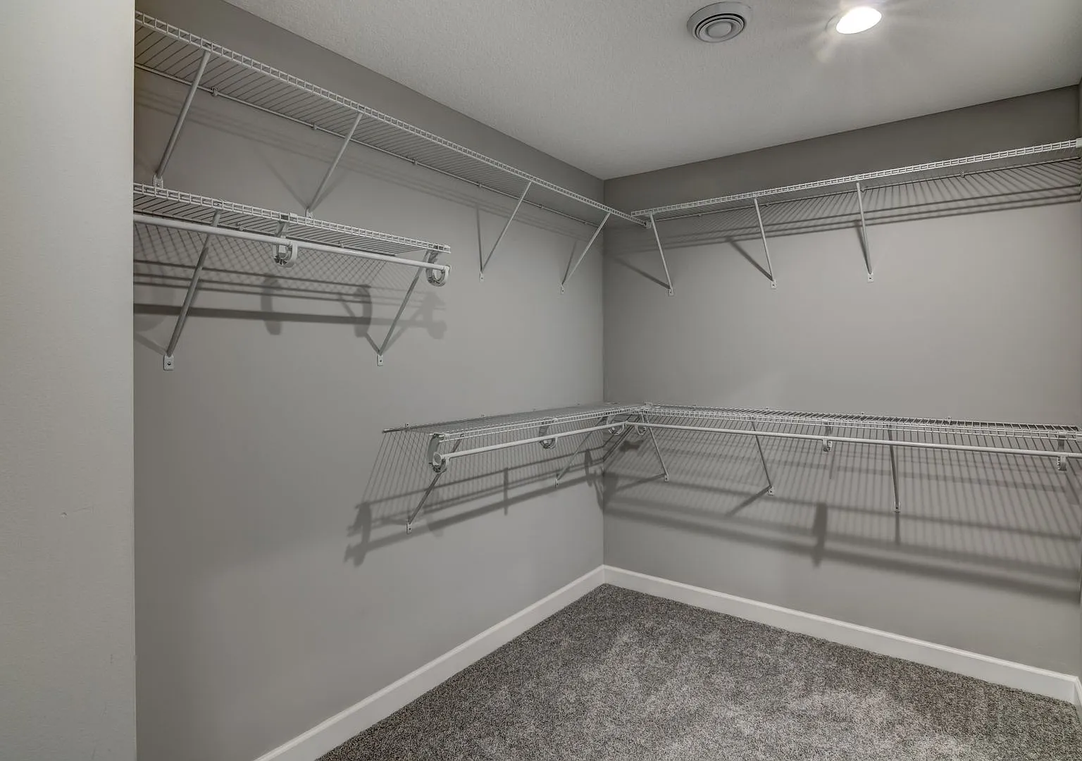 Convenient Location! 3 Bedroom Town Home — Photo 1