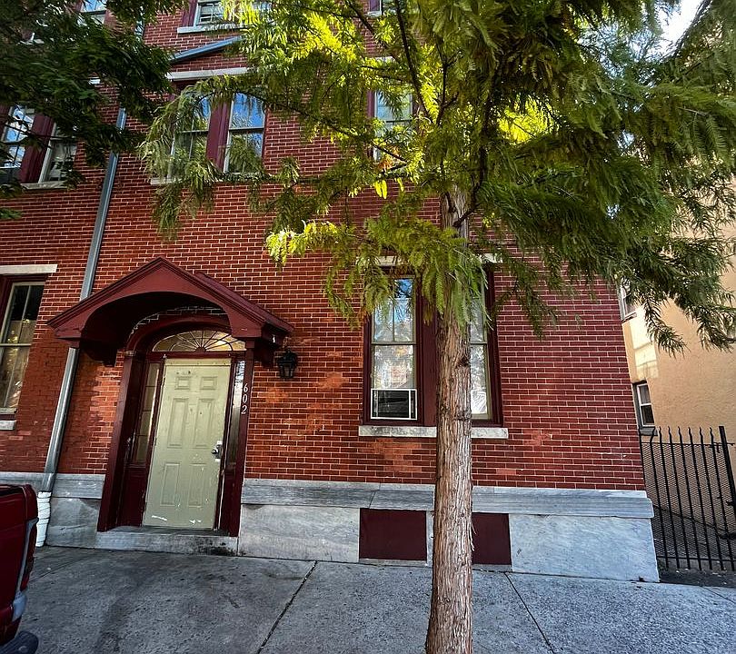 2nd image of 214 W 7th St #602-02